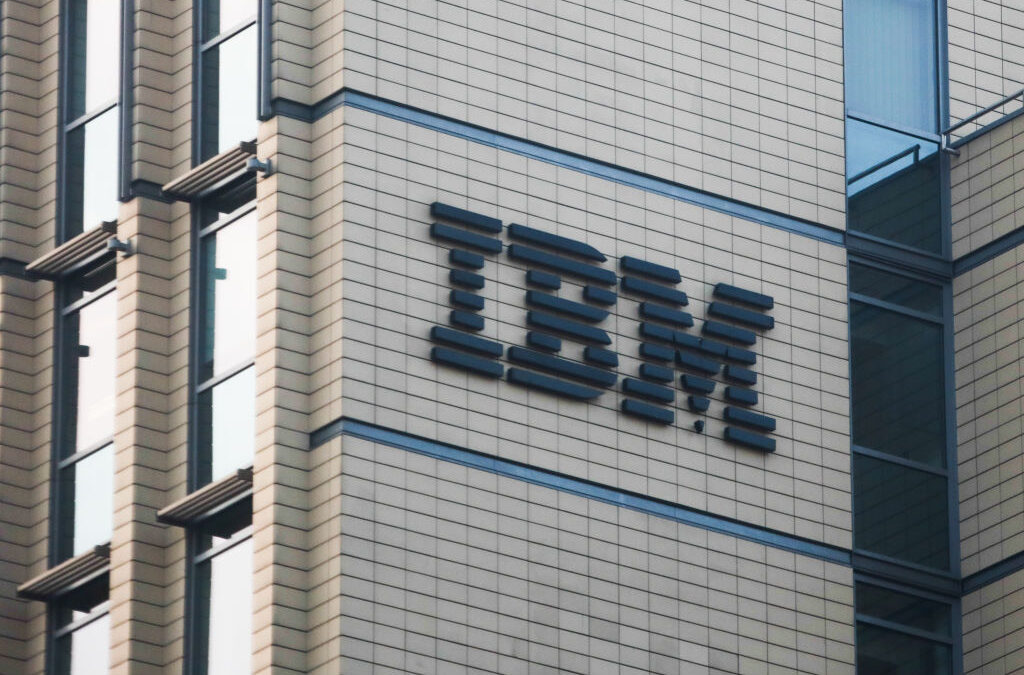IBM کاریگەری کەمکردنەوەی DOGE ی بەرکەوت، لە کۆنفڕانسی داهاتی چارەکی یەکەمدا کەمی کردەوە